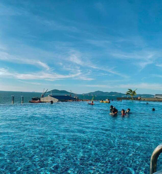 Sea&Pool View Stunning Homestay, Wifi, Netflix Near Malls, Jetty, Convenient Stores Kota Kinabalu Exterior foto